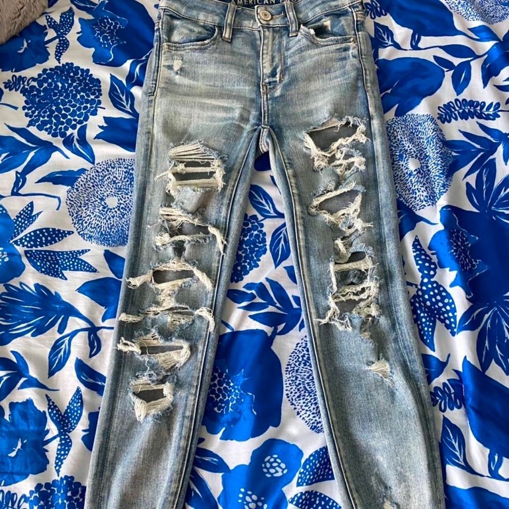 American Eagle ripped, skinny jeans. Light wash, size US 00, x-short.